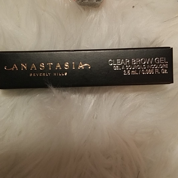 Anastasia, benefit brow gel, and eyelid primer - Picture 2 of 4